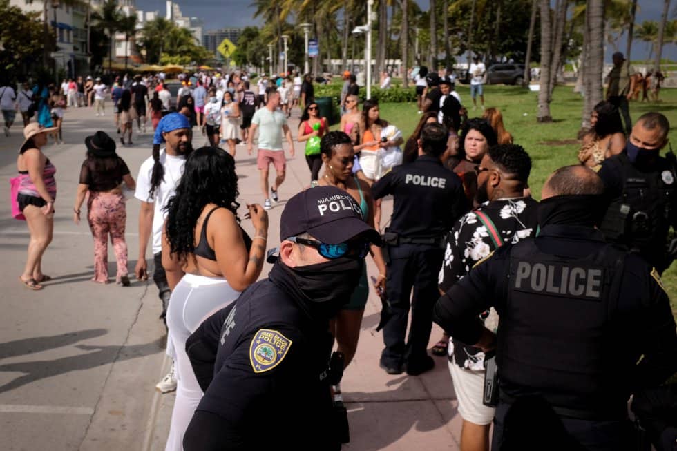 Policías en South Beach para el Spring Break